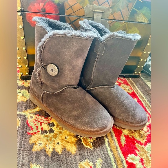 UGG Classic Bailey Boots With Buttons • Dark Brown Leather • Sheepskin • sz W6 - Picture 15 of 16